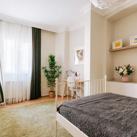 Flat W Balcony Near Vibrant Istiklal Estambul