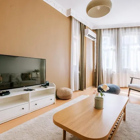 Flat W Balcony Near Vibrant Istiklal * İstanbul